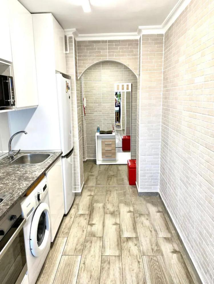 Shared Apartment! Piso Compartido! Общая Квартира! セビリア エクステリア 写真