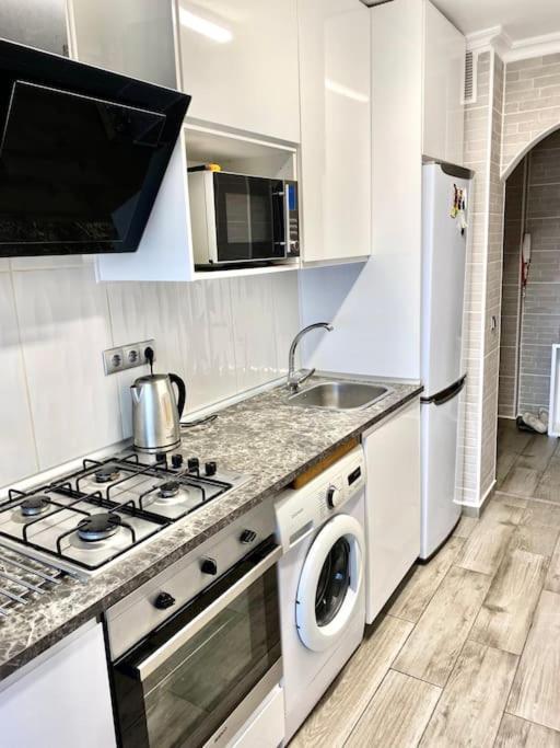 Shared Apartment! Piso Compartido! Общая Квартира! セビリア エクステリア 写真