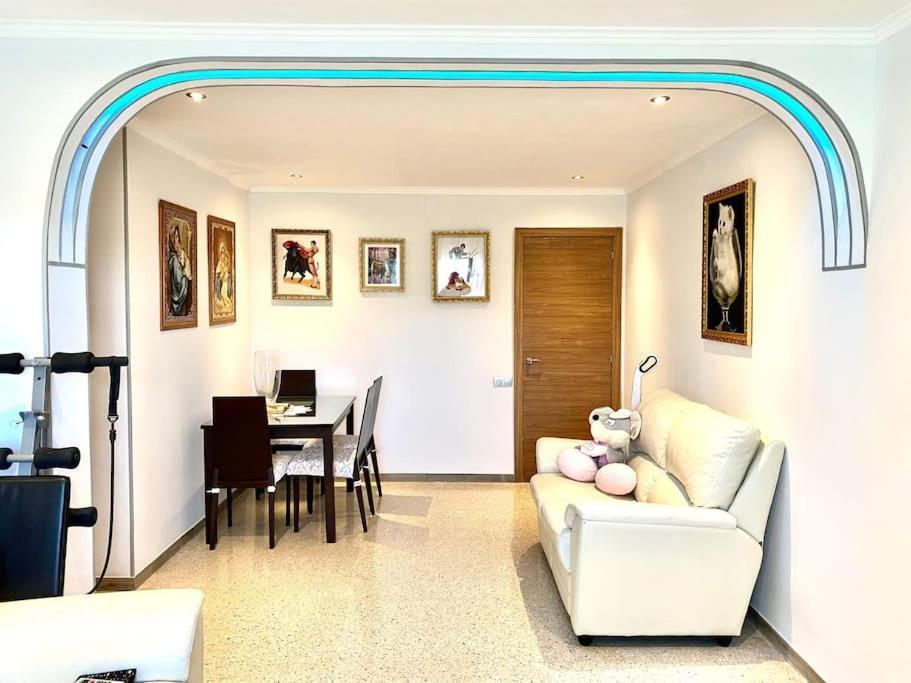 Shared Apartment! Piso Compartido! Общая Квартира! セビリア エクステリア 写真